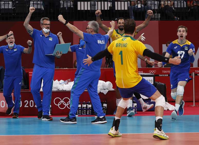 O capit&atilde;o Bruninho, Renan e outros membros da Sele&ccedil;&atilde;o comemoram vit&oacute;ria sobre franceses