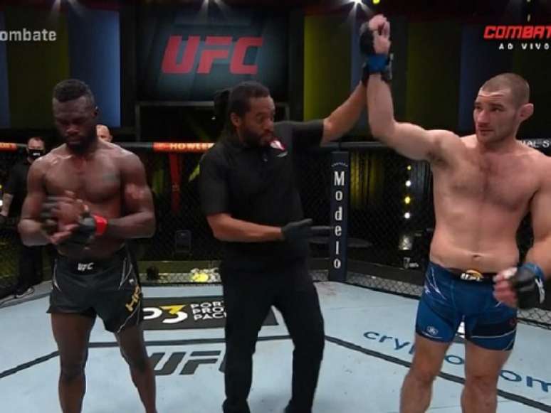 Sean Strickland venceu Uriah Hall na luta principal do UFC Vegas 33 (Foto: Reprodução/Combate)