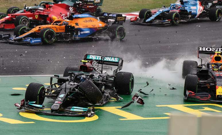Bottas causou uma bela bagunça ainda na largada do GP da Hungria 