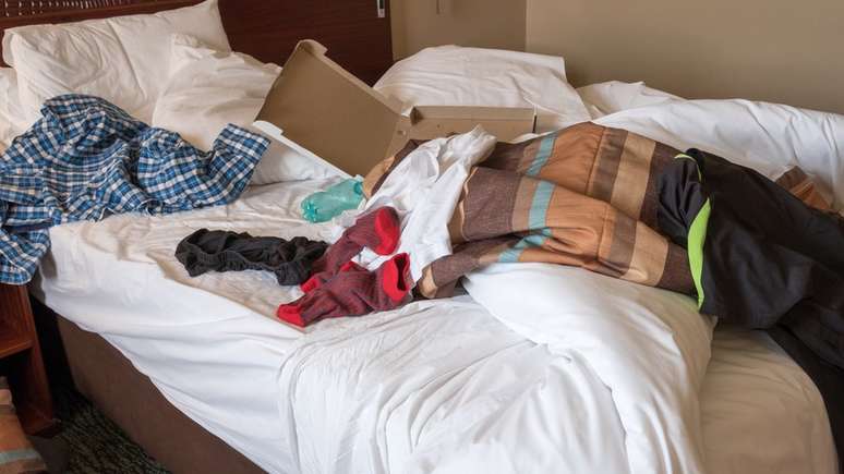 Alguns germes microscópicos podem sobreviver por um longo tempo em alguns tecidos e transportados para a nossa cama por meio de outros objetos