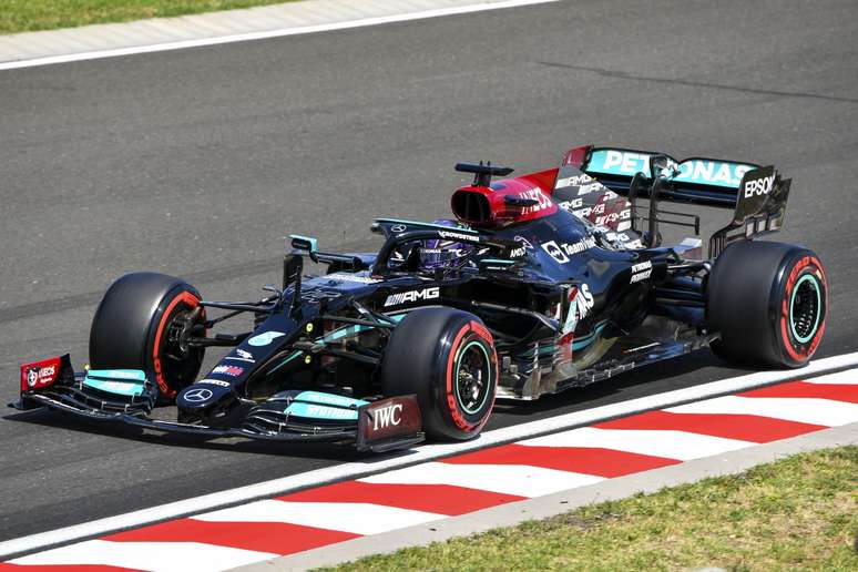 Lewis Hamilton recuperou-se na prova e terminou em terceiro 
