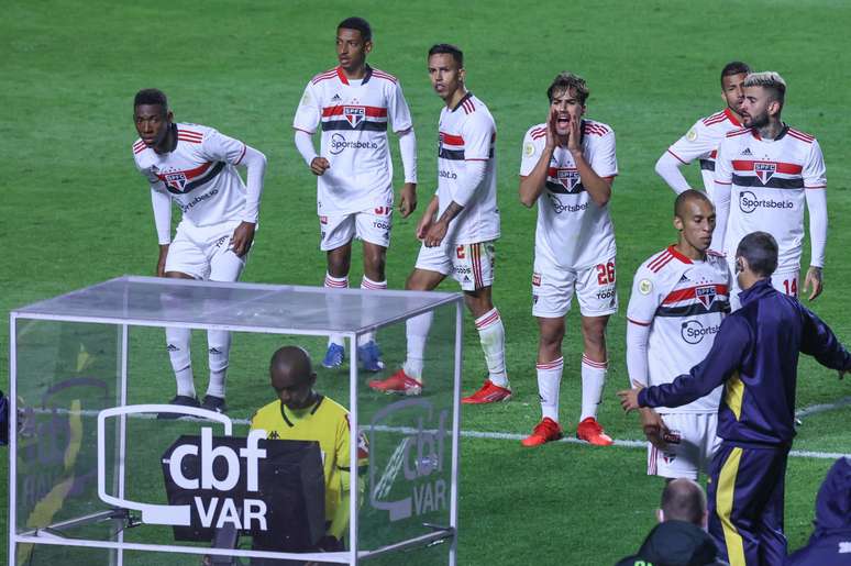  O árbitro Luiz Flávio de Oliveira anula o gol após consultar o VAR durante partida entre São Paulo e Palmeiras