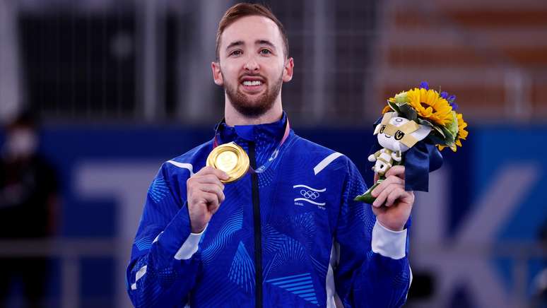 Artem Dolgopyat, de Israel, celebra medalha de ouro olímpica neste domingo Mike Blake Reuters