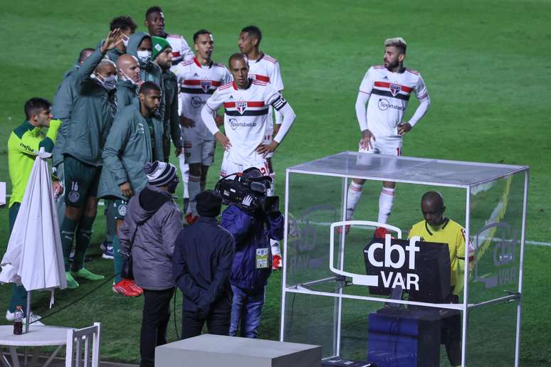 Observado por jogadores de São Paulo e Palmeiras, Luiz Flávio de Oliveira revisa lance com auxílio do VAR 