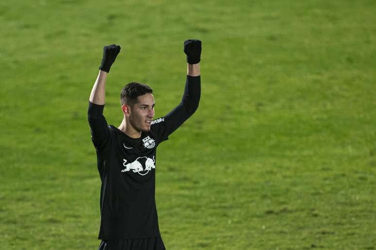 Praxedes comemora após marcar o gol da vitória do Bragantino 