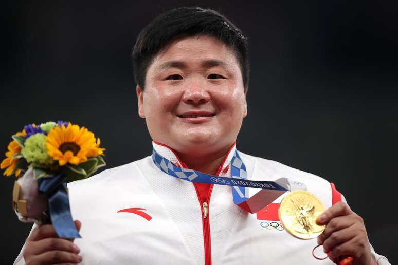 Gong Lijiao, da China, mostra a medalha de ouro conquisada no Japão Hannah Mckay Reuters
