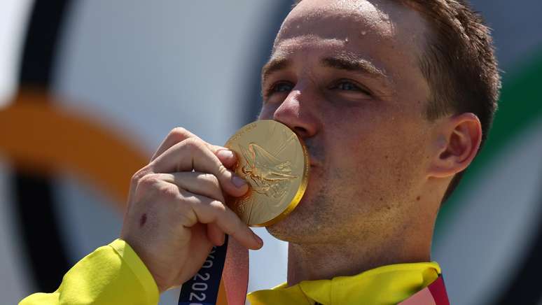 Logan Martin, da Austrália, beija a medalha de ouro neste domingo Christian Hartmann Reuters