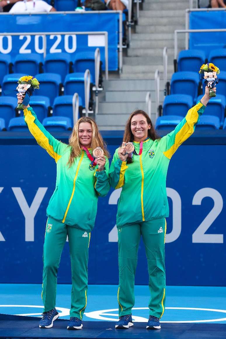 Luisa Stefani e Laura Pigossi receberam as medalhas de bronze dos Jogos Olímpicos de Tóquio neste domingo Wander Roberto/COB