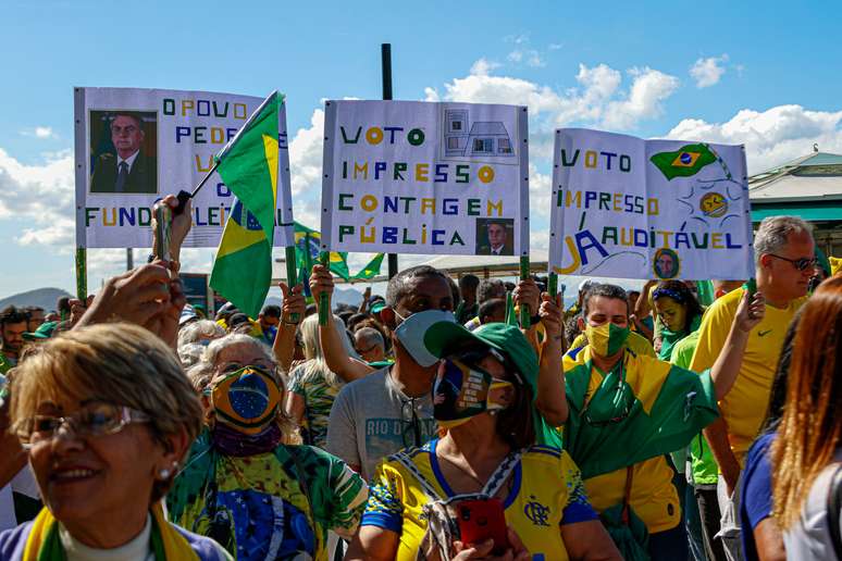 Manifestantes pedem aprovação do voto impresso