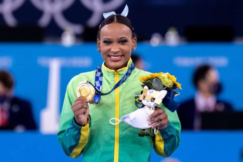 Rebeca comemora ouro olímpico conquistado neste domingo no Japão Miriam Jeske/COB