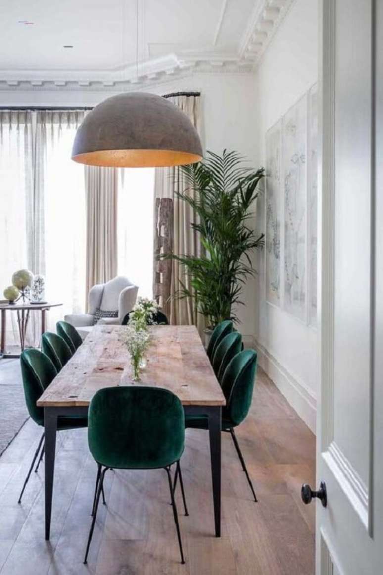 7. Cadeira veludo verde escuro para decoração de sala de jantar com mesa rústica de madeira e ferro – Foto: Casa de Valentina
