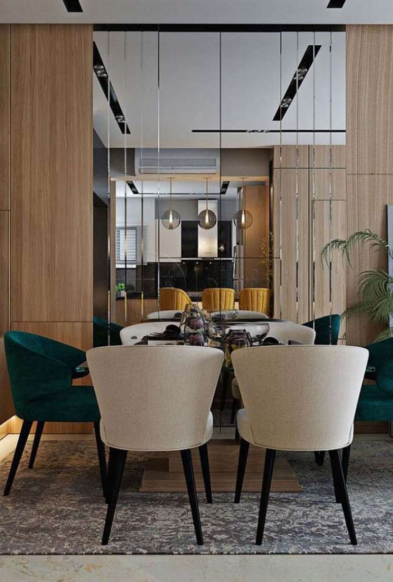 17. Cadeira estofada verde para sala de jantar moderna decorada com parede espelhada – Foto: Behance