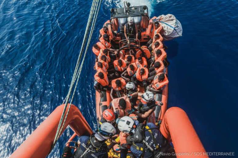 Migrantes resgatados pelo navio Ocean Viking no Mediterrâneo