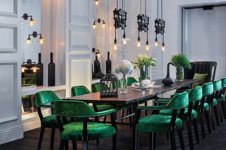4. Sala de jantar sofisticada decorada com mesa preta e cadeira de jantar verde estofada – Foto: We Heart It