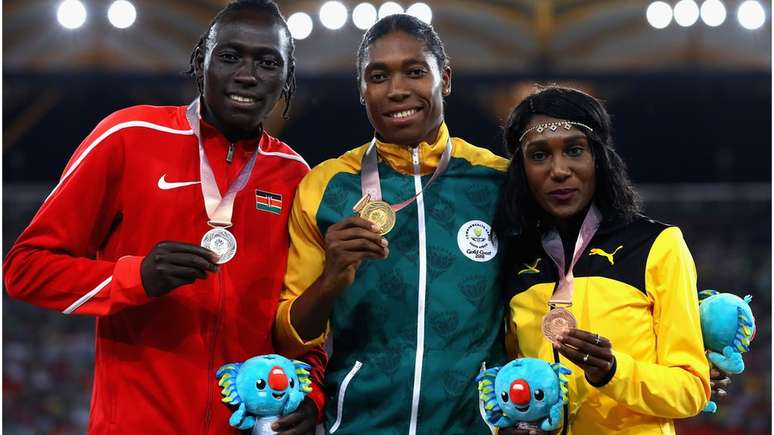 Caster Semenya (centro) e Margaret Wambui (esquerda) dizem que foram penalizadas por níveis naturalmente elevados de testosterona