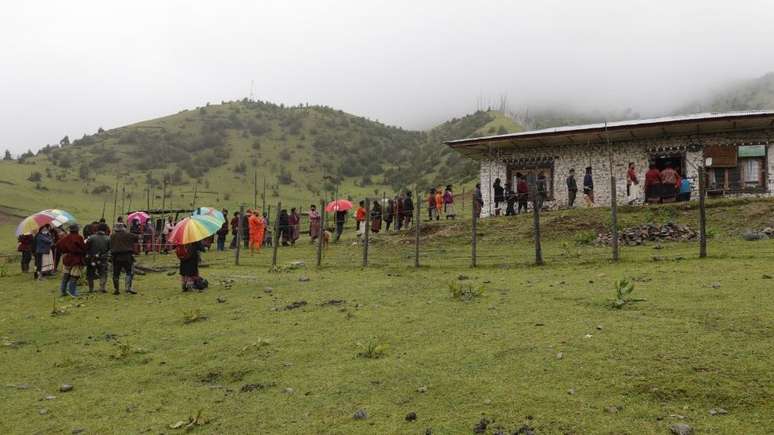 Alguns profissionais de saúde tiveram que caminhar por horas para chegar a vilarejos remotos nas montanhas