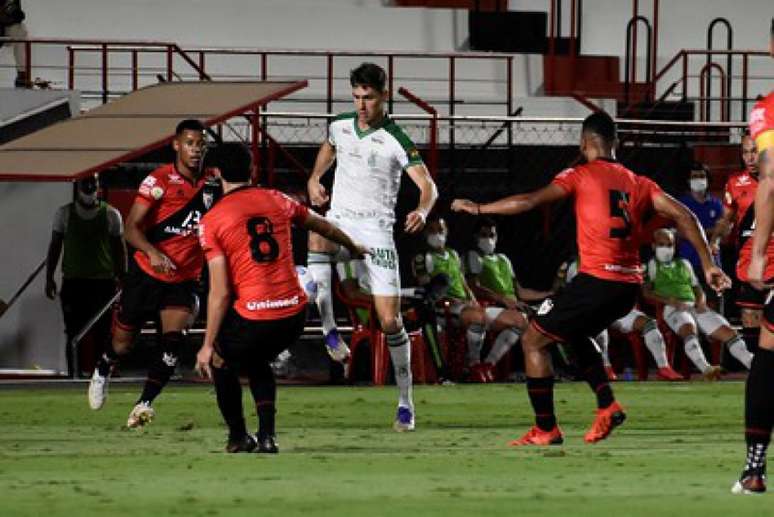 Dragão e Coelho fizeram um duelo disputado na noite de domingo, em Goiânia-(Marina Almeida / América-MG)