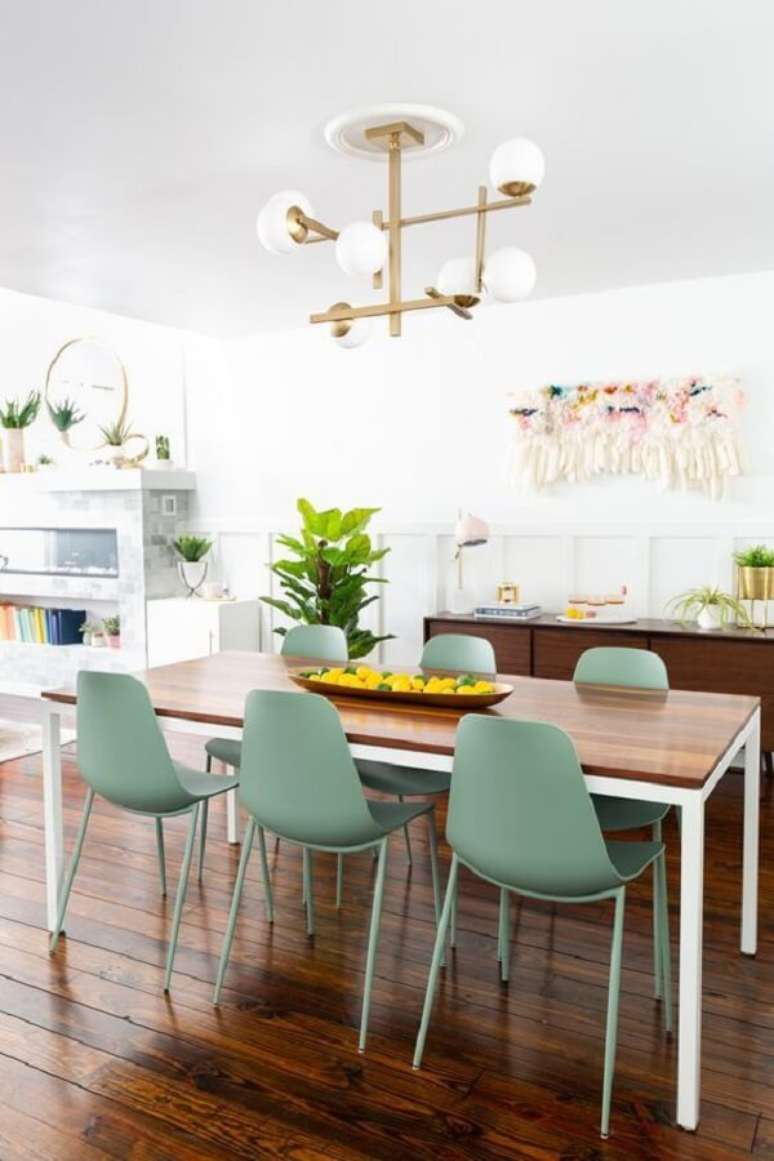 22. Cadeira verde claro para decoração de sala de jantar com luminária moderna – Foto: Jeito de Casa