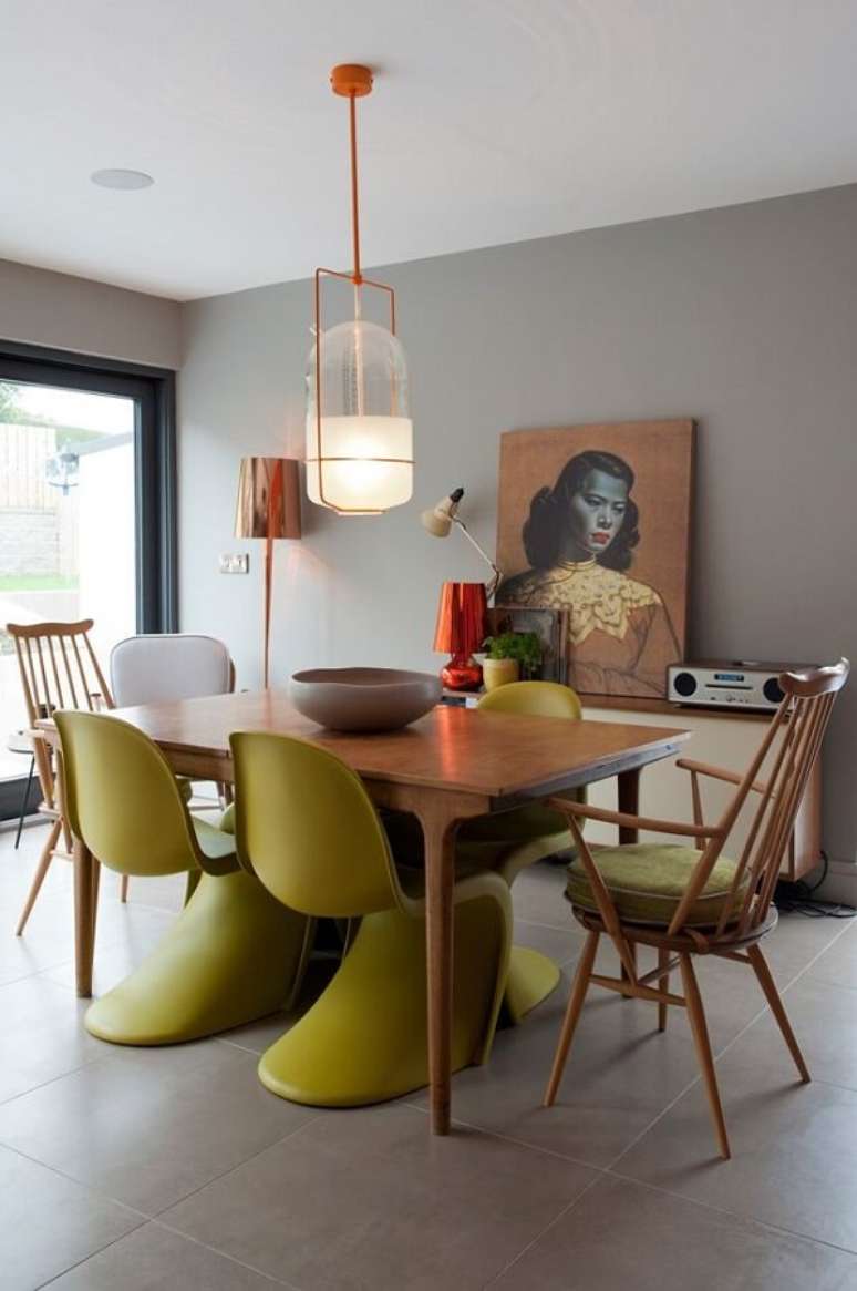 9. Cadeira verde musgo para decoração de sala de jantar cinza moderna – Foto: Home Fashion Trend