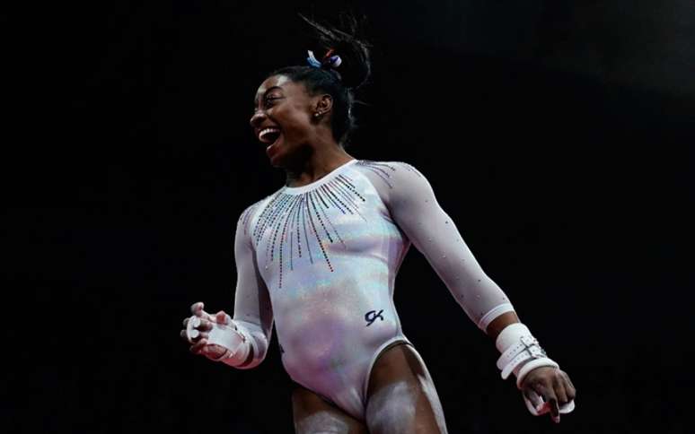 Simone Biles volta a competir nos Jogos Olímpicos de Tóquio (Foto: LIONEL BONAVENTURE / AFP)