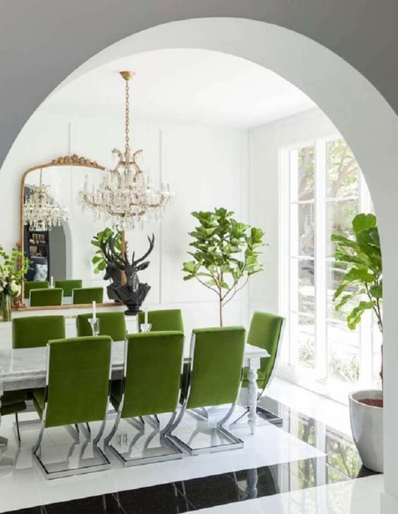 52. Sala branca decorada com lustre de cristal e cadeira de jantar verde – Foto: Pinterest