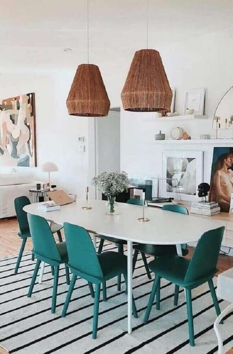 30. Cadeira verde para sala de jantar decorada com mesa branca e luminária rústica – Foto: Histórias de Casa