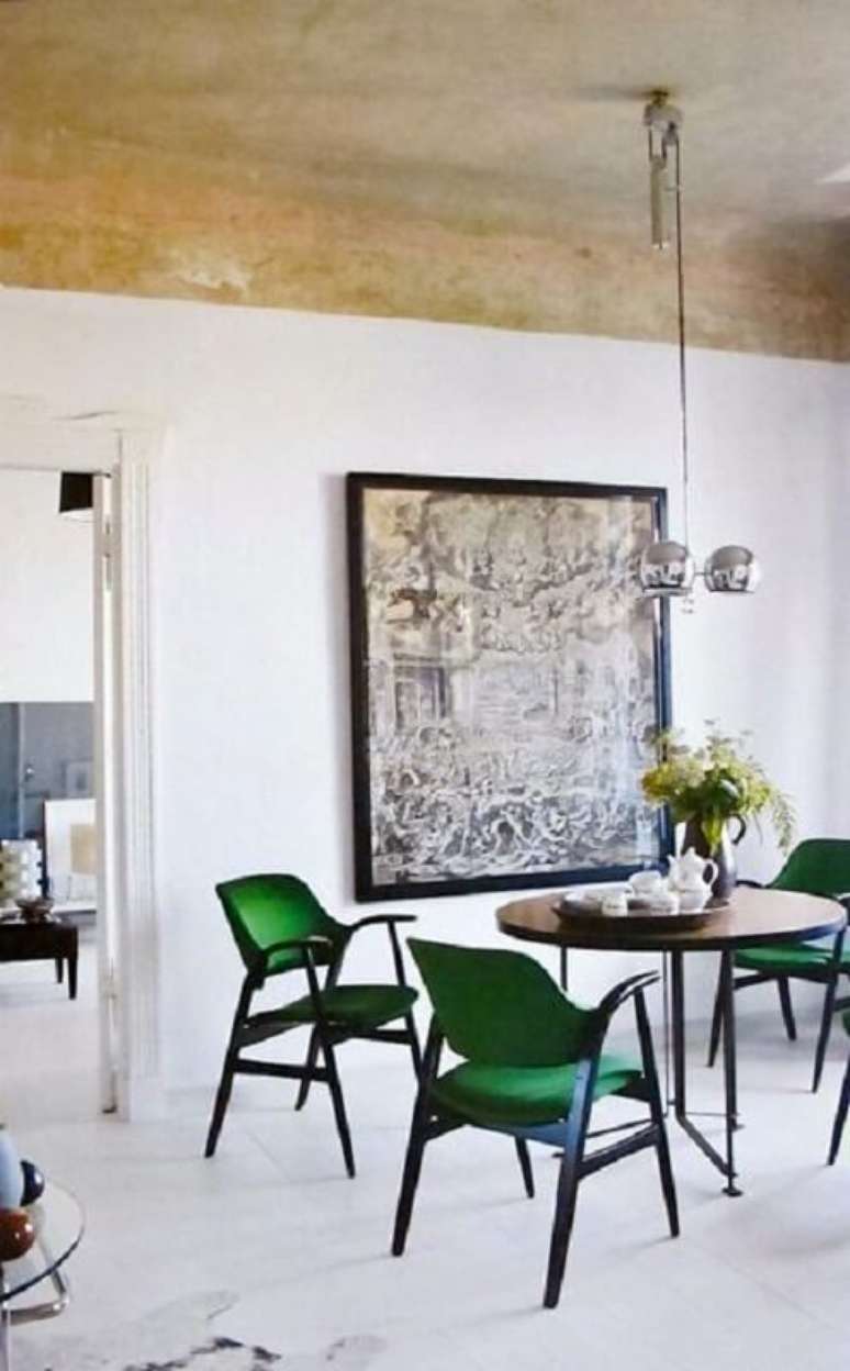 24. Cadeira verde escuro moderna para sala de jantar decorada com mesa redonda – Foto: Apartment Therapy