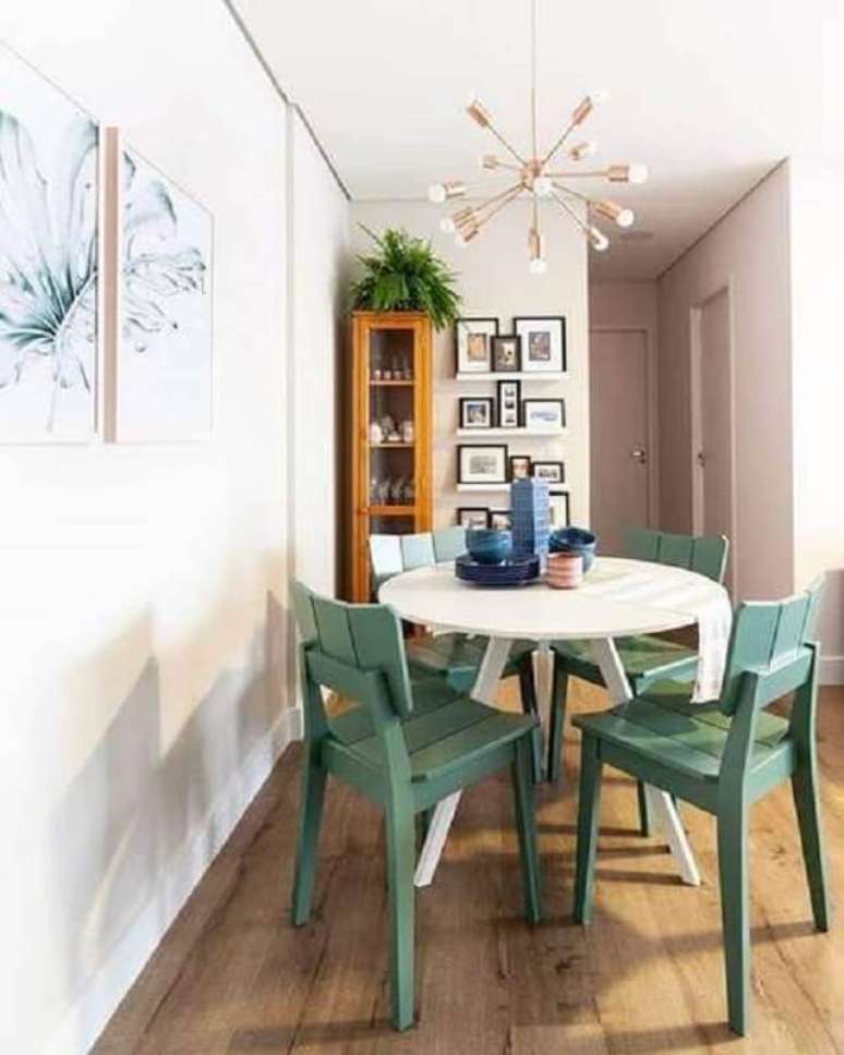31. Cadeira verde simples para decoração de sala de jantar pequena com mesa redonda – Foto: Pinterest