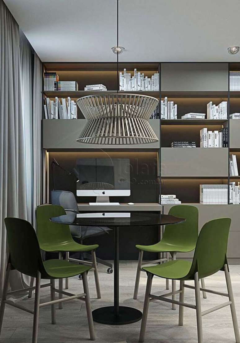 46. Decoração moderna para sala de jantar cinza com cadeira verde musgo – Foto: Pinterest