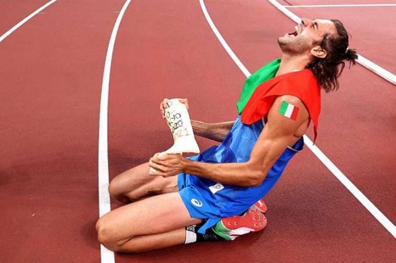 Gianmarco Tamberi comemorou o ouro em Tóquio com gesso utilizado na perna durante a lesão em 2016 (Foto: AFP)