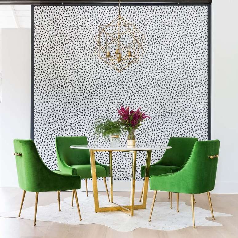 57. Sala de jantar decorada com mesa redonda e cadeira estofada verde – Foto: Pinterest