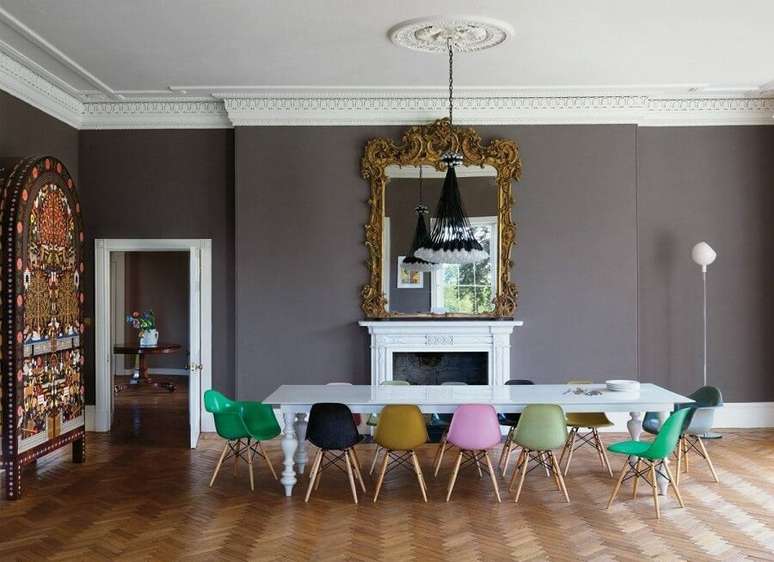 55. Sala de jantar cinza grande decorada com cadeira eames verde – Foto: Pinterest