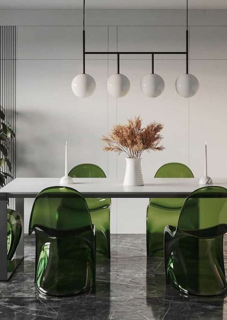 59. Sala de jantar moderna decorada com cadeira verde de acrílico – Foto: Futurist Architecture