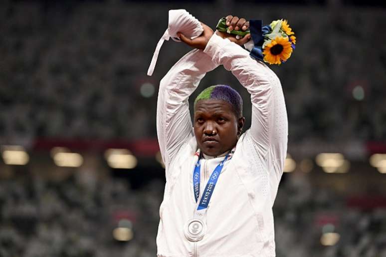 Raven Saunders foi medalhista de prata no arremesso de peso feminino (Foto: Ina FASSBENDER / AFP)