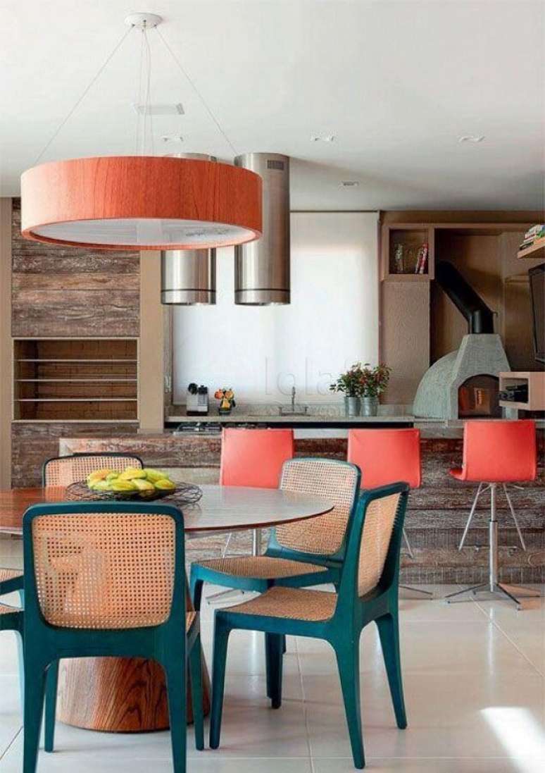 23. Cadeira verde com palhinha para decoração de varanda gourmet com churrasqueira – Foto: Histórias de Casa