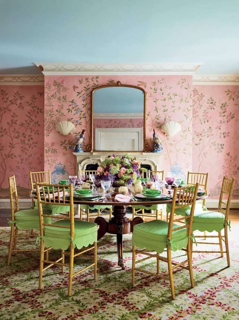 48. Decoração vintage para sala de jantar com cadeira verde e papel de parede rosa – Foto: Pinterest