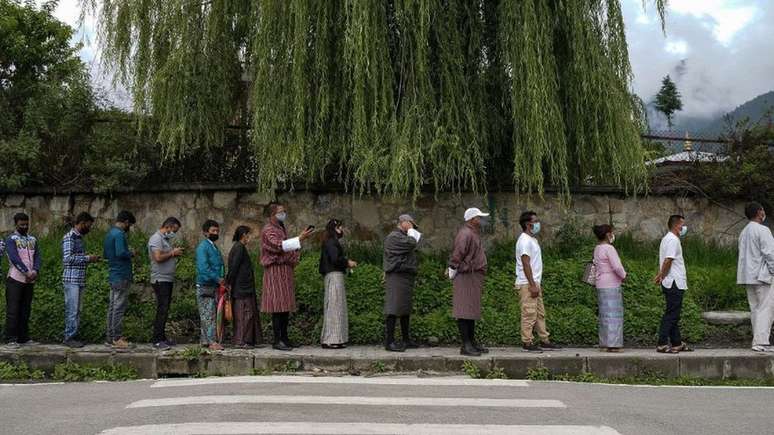 Pessoas fazem fila para receber vacina contra covid na capital Thimpu