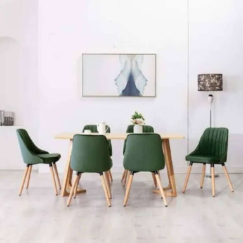 47. Decoração simples para sala de jantar branca com cadeira verde escuro – Foto: KuantoKusta