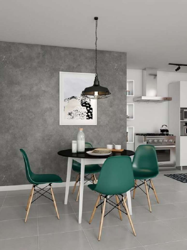 58. Sala de jantar decorada com parede de cimento queimado e cadeira eames verde escuro – Foto: Pinterest