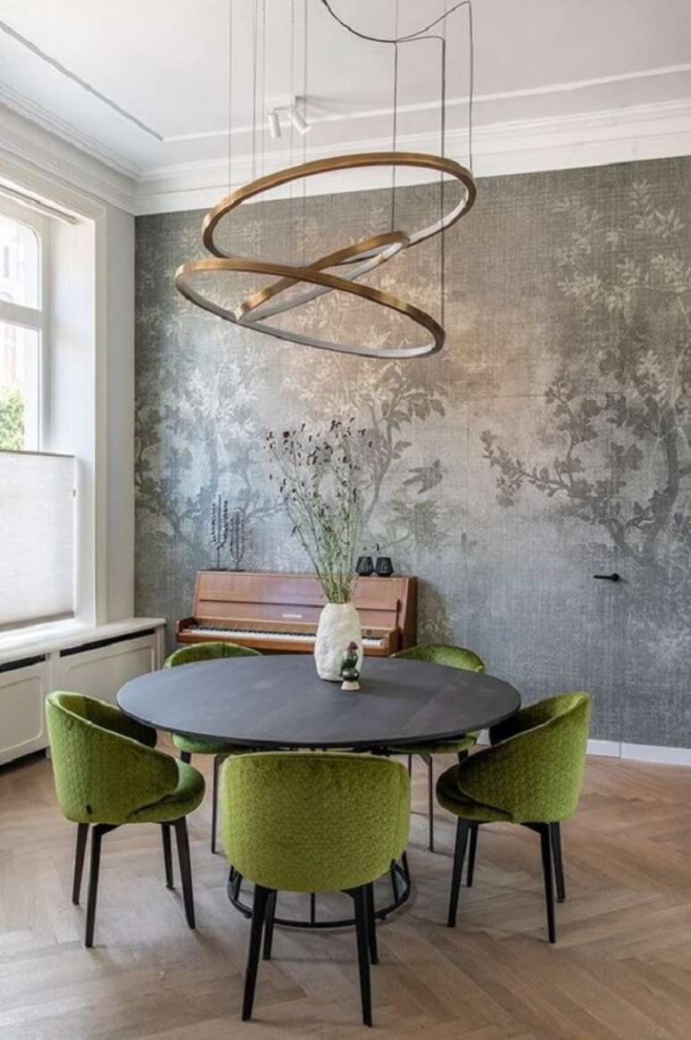 27. Cadeira verde musgo estofada para decoração de sala de jantar com mesa redonda e lustre moderno – Foto: Futurist Architecture