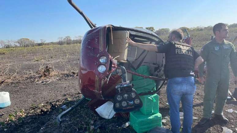 O helicóptero com quase 300 quilos de cocaína caiu e tombou em uma fazenda, no município de Poconé (MT). Os ocupantes não foram encontrados