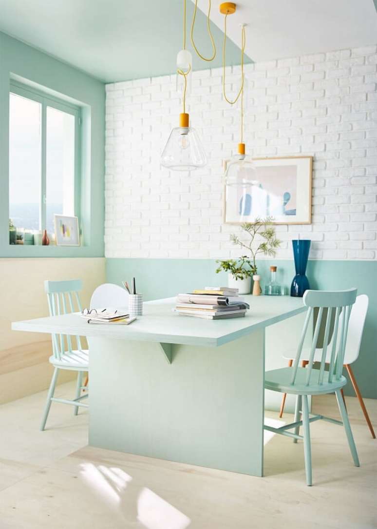 36. Decoração clean para sala de jantar com cadeira verde menta – Foto: Pinterest