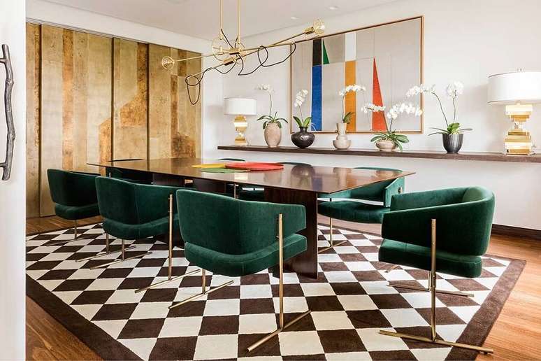 10. Decoração moderna para sala de jantar sofisticada com cadeira estofada verde escuro – Foto: Casa de Valentina