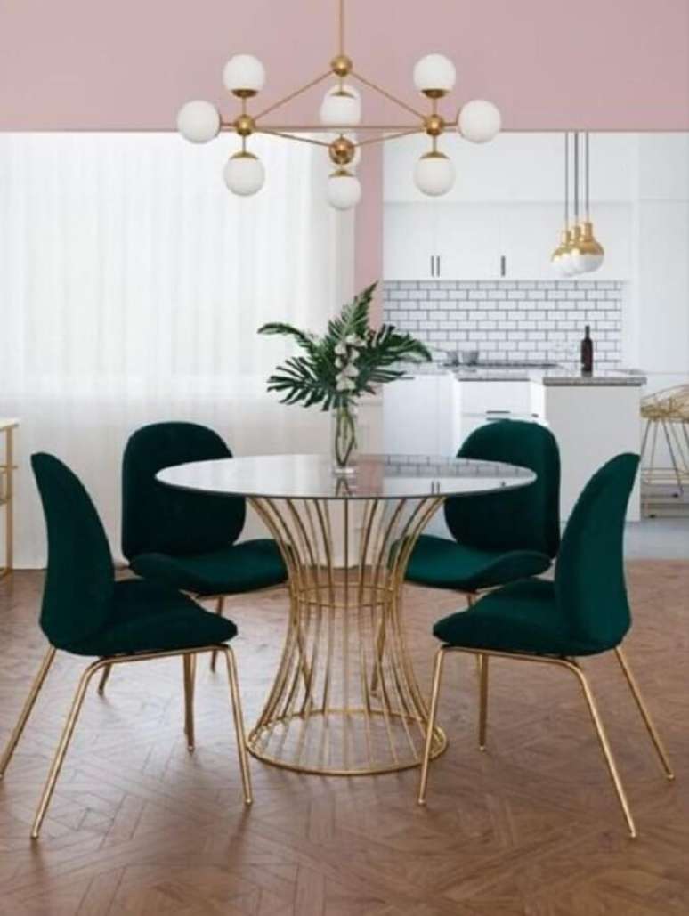 25. Cadeira verde escuro para decoração de sala de jantar com mesa redonda de vidro – Foto: Eternity Modern