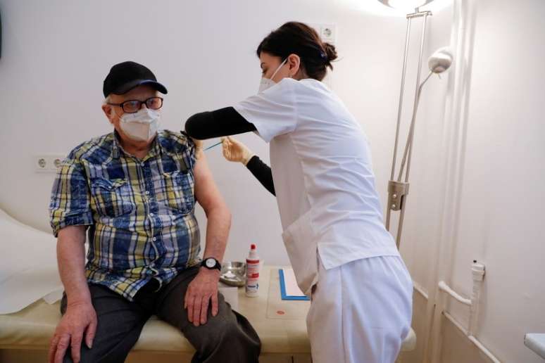 Cidadão de 84 anos é vacinado na capital Berlim, na Alemanha