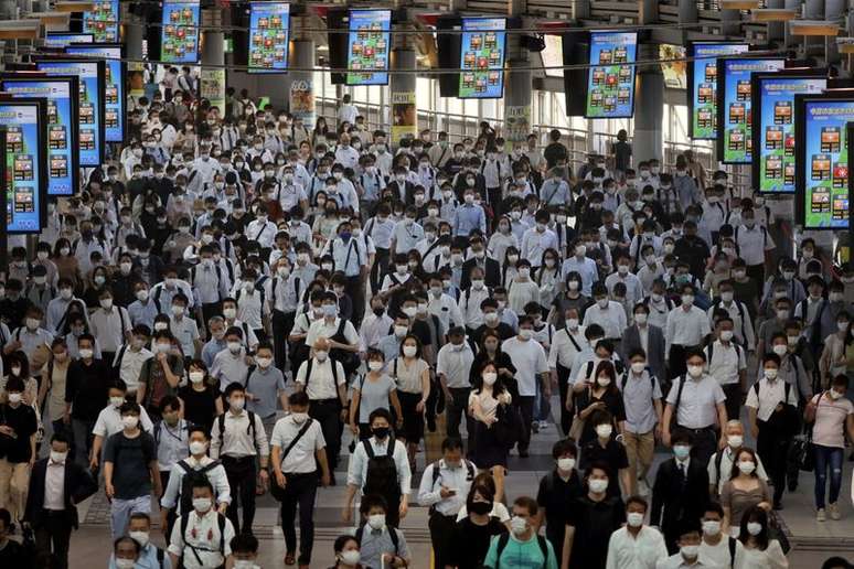 Passageiros usando máscaras de proteção chegam à estação de Shinagawa, em Tóquio
02/08/2021 REUTERS/Kevin Coombs   