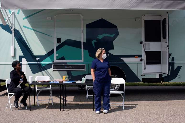 Enfermeiras aguardam e centro de vacinação contra Covid-19 em Detroit
21/07/2021 REUTERS/Emily Elconin/File Photo