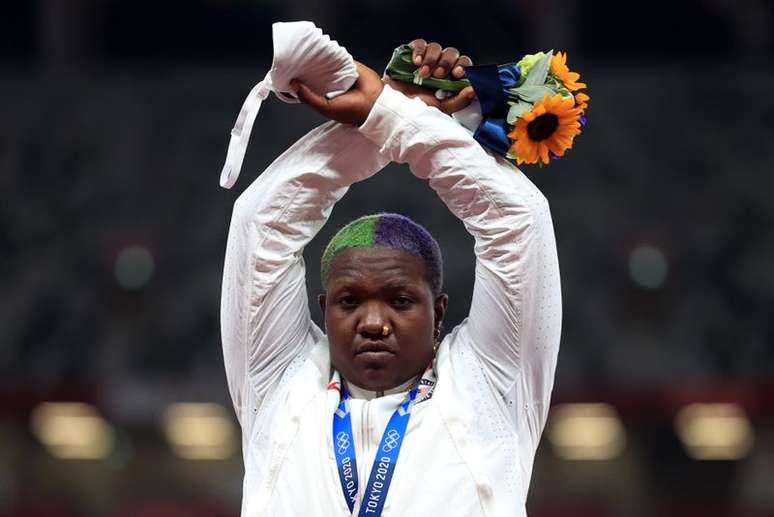 Atleta norte-americana Raven Saunders faz gesto ao receber medalha de prata na prova do arremesso de peso na Tóquio 2020
01/08/2021 REUTERS/Hannah Mckay