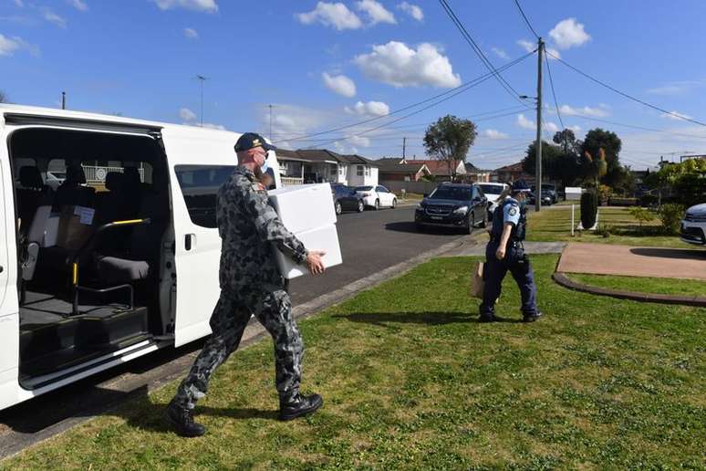 Soldados e policiais entregam comida para pessoas em lockdown em Sydney
02/08/2021 AAP Image/Mick Tsikas via REUTERS