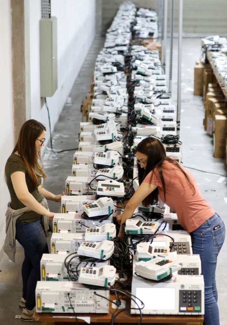 Funcionários da Justiça Eleitoral preparam envio de urnas eletrônicas para eleição de 2018 em Curitiba
22/10/2018
REUTERS/Rodolfo Buhrer